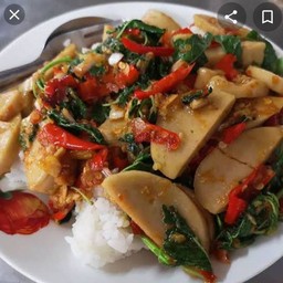 กระเพราวุ้นเส้นหมูยอราดข้าว