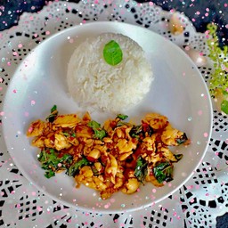 ข้าวกะเพราไก่ชิ้นพริกแห้ง