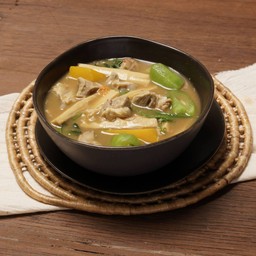 แกงหน่อไม้ใบย่านางซี่โครงหมูอ่อน