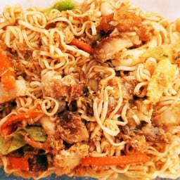 ผัดมาม่าหมูกรอบ