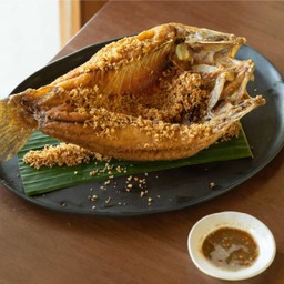 ปลากะพงทอดกระเทียม