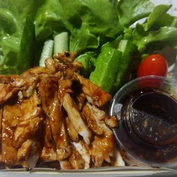 อกไก่ย่างพร้อมน้ำจิ้มรสเดด็ด