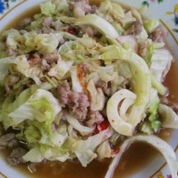 กระหล่ำหมูสับผัดน้ำปลาราดข้าว