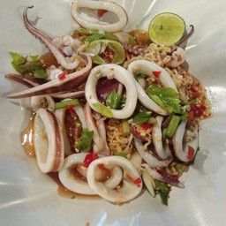 ยำปลาหมึก+มาม่า