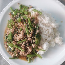 ผัดผักบุ้งหมูสับราดข้าว