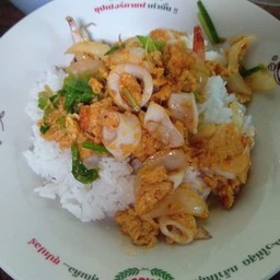 กุ้ง+หมึกผัดผงกะหรี่ราดข้าว