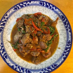 ผัดกะเพราเครื่องในไก่เป็นกับข้าว