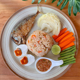 ข้าวผัดน้ำพริกลงเรือในตำนาน