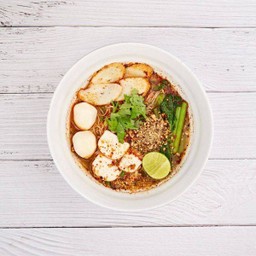 บะหมี่ต้มยำลูกชิ้นปลา