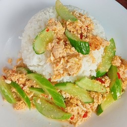 แตงกวาผัดไข่ราดข้าว