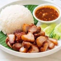 สามชั้นทอดน้ำปลาราดข้าว