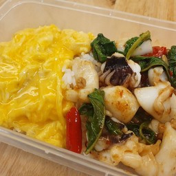 ข้าวกระเพราปลาหมึก