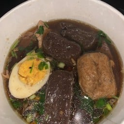กระเพาะปลาน้ำแดง ก๋วยจั๊บน้ำข้นสูตรโบราณ By เจ๊ปู ตลาดโรงพยาบาลธรรมศาสตร์เฉลิมพระเกียรติ์