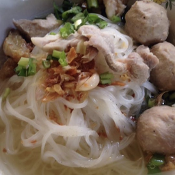 เส้นเล็ก น้ำใส หมู ลูกชิ้น