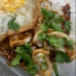 ข้าวกระเทียมพริกไทยปลาหมึก