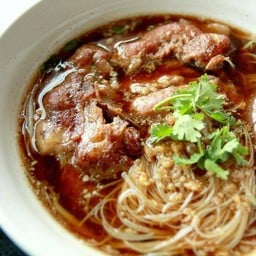 ก๋วยเตี๋ยวหมูตุ๋นกระดูกอ่อน