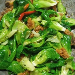 ผัดคะน้าหมูสามชั้นทอดราดข้าว