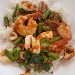 พริกแกงทะเลราดข้าว