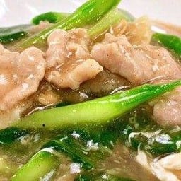 ราดหน้าไก่เส้นใหญ่