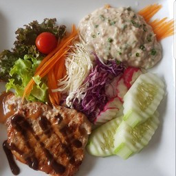 สเต็กหมูทูน่าสลัดผักสด