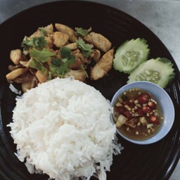 ข้าวไก่ทอดกระเทียม