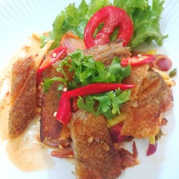 ยำปลาสลิดทอดกรอบ(กับข้าวหรือทานเล่นได้)