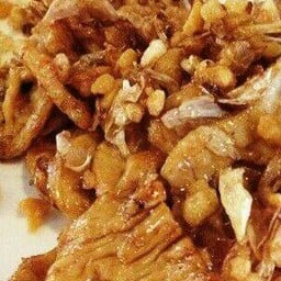 ข้าวหน้าหมูกระเทียมพริกไทย