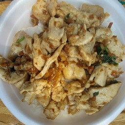 ไก่ทอดกระเทียมพริกไทยราดข้าว