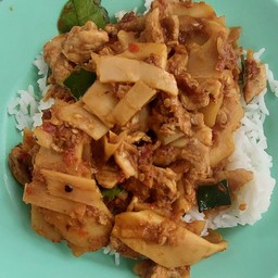 พริกแกงหมูหน่อไม้ดองราดข้าว