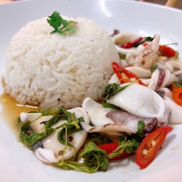 ข้าวกระเพราปลาหมึก