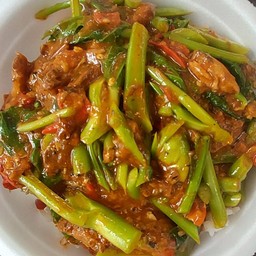 คะน้าปลากระป๋องราดข้าว