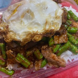 ผัดพริกแกง ราดข้าว