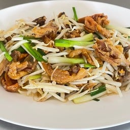 ผัดถั่วงอกไก่กรอบ