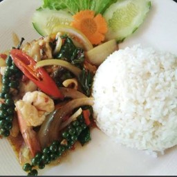 ข้าวราดผัดฉ่าทะเล