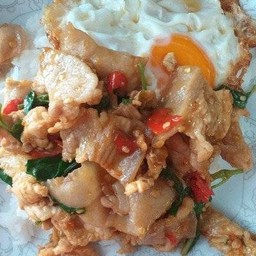 [อร่อยซ่ากับโค้ก]ผัดกะเพราหมูสามชั้นสไลด์ไข่ดาว+ โค้กแก้วโอ่ง