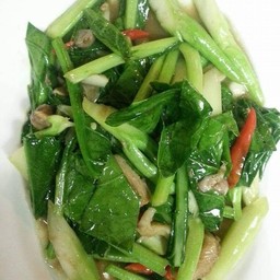 คะน้าผัดปลาเค็ม