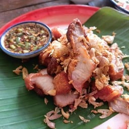 สามชั้นทอดน้ำปลา