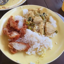 ไก่ทอด แกงใช้อกไก่ รสชาติกลางๆ