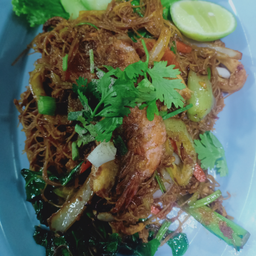 เส้นหมีผัดไก่