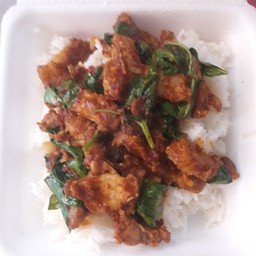 ข้าวผัดพริกแกงหมูกรอบ
