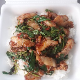 ข้าวผัดกระเพราหมูกรอบ