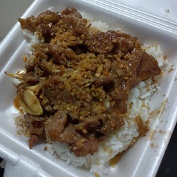 ข้าวหมูชิ้นผัดกระเทียม