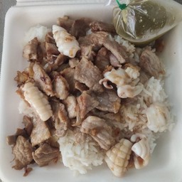 หมูกะเทียบกับปลาหมึก