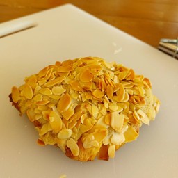 ALMOND CROISSANT