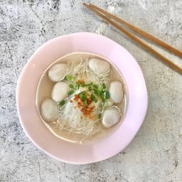 ก๋วยเตี๋ยวลูกชิ้นหมู (น้ำใส)