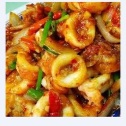 ผัดผงกะหรี่ทะเลราดข้าว