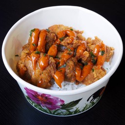 ข้าวไก่ทอดซอสศรีราชามาโย (เผ็ดนิดๆ)