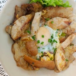 ก๋วยเตี๋ยวคั่วไก่ หมึกกรอบ +ไข่อบ