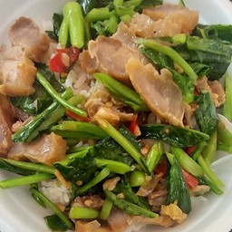 คะน้าหมูกรอบราดข้าว