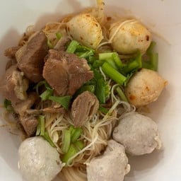 ลูกชิ้นผสม + หมูตุ๋น แห้ง  (ช+อ+ต)